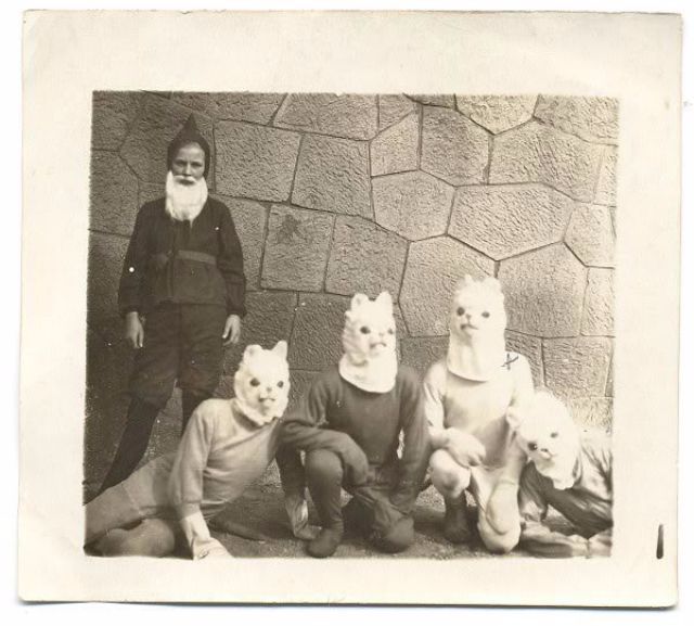 bizarre-vintage-halloween-costumes-19.jpg