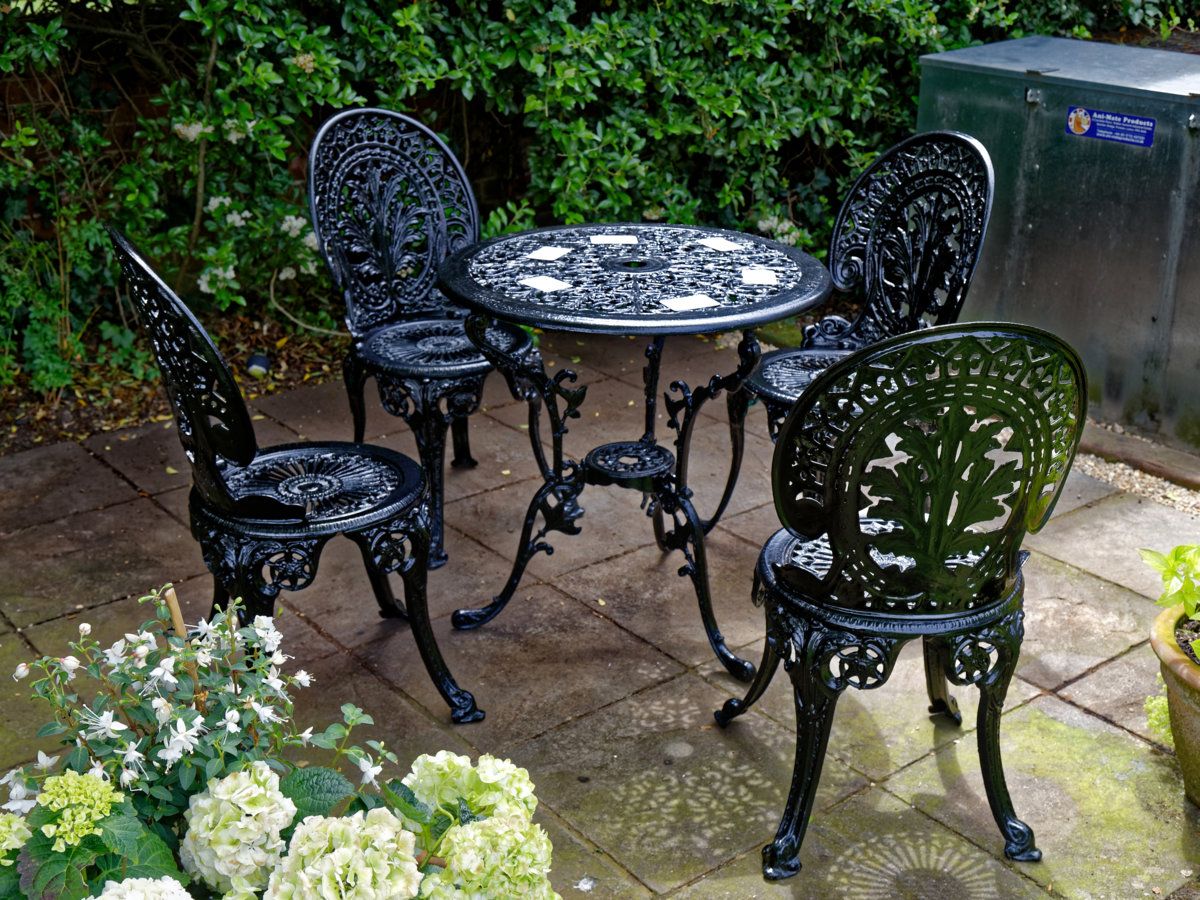 Cast_iron_outdoor_table_and_chairs_at_Boreham,_Essex,_England.jpg