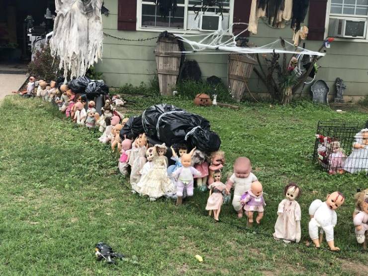 these_halloween_decorations_are_rather_scary_640_01.jpg