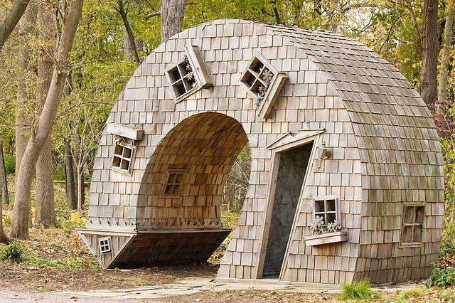 unusual_bended_house.jpg