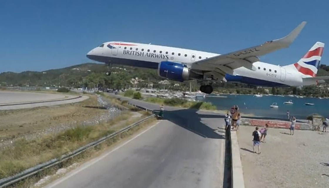 youtube-plane-landing-over-tourists-heads-1120.jpg