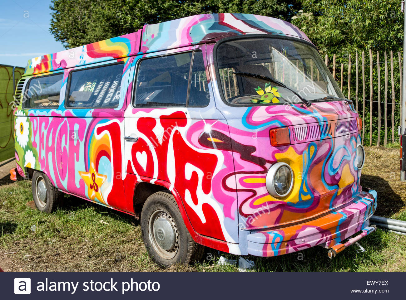 classic-psychedelic-painted-vw-camper-van-glastonbury-festival-uk-EWY7EX.jpg